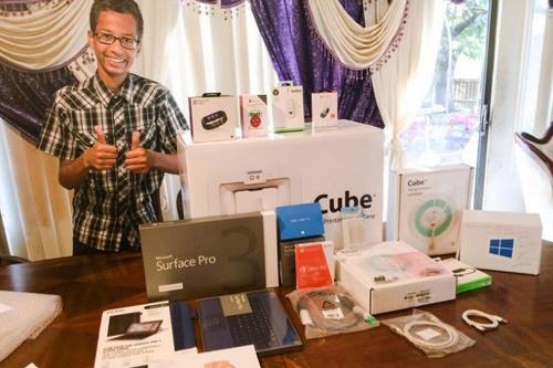 [Caption]Ảnh:Ahmed Mohamed nhận được rất nhiều quà tặng có giá trị từ các tập đoàn công nghệ. Ảnh: UK Express.